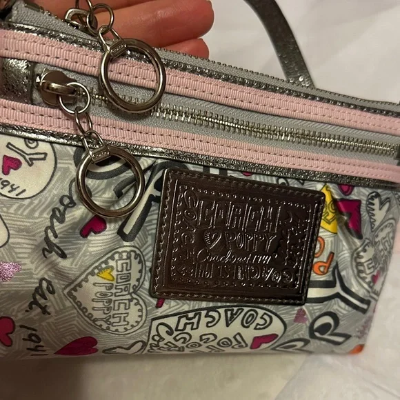 Coach Poppy Graffiti Silver and Pink Wristlet With Heart Design. - Picture 6 of 8